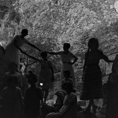 Gruppo di famiglia all'ingresso della grotta di Equi Terme 1921